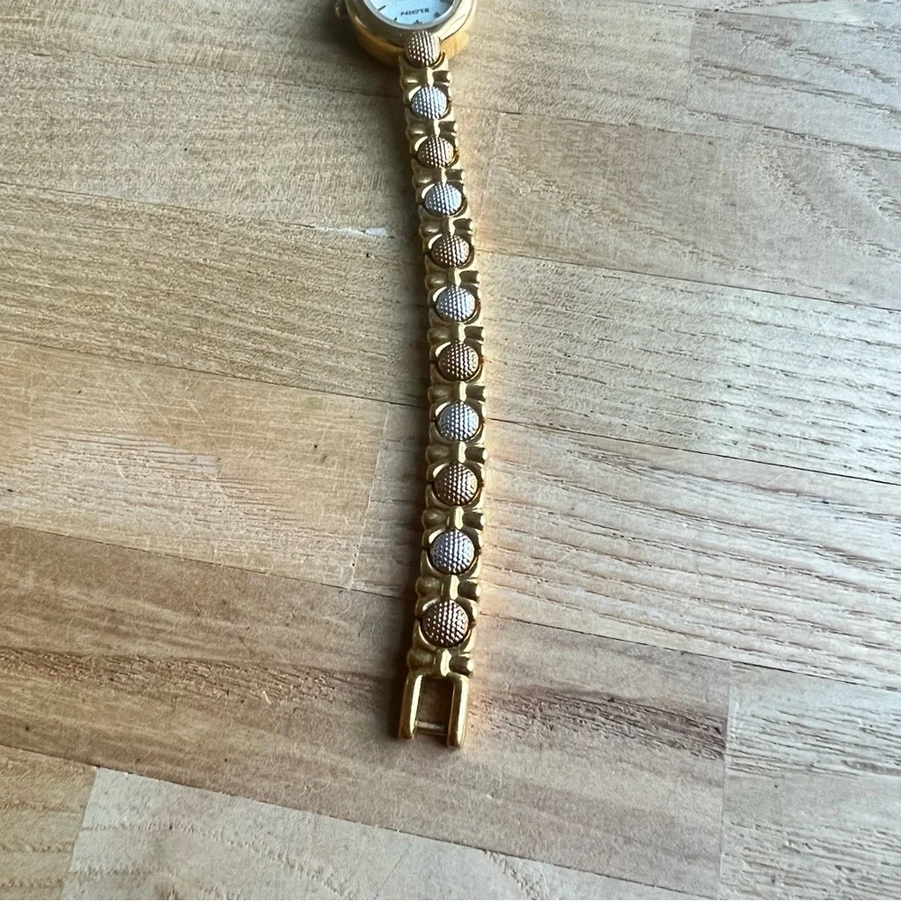 Elgin ladies oval gold tone dress watch NEW BATTERY